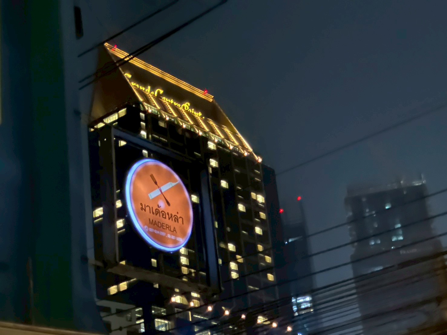 Location and opening hours banner